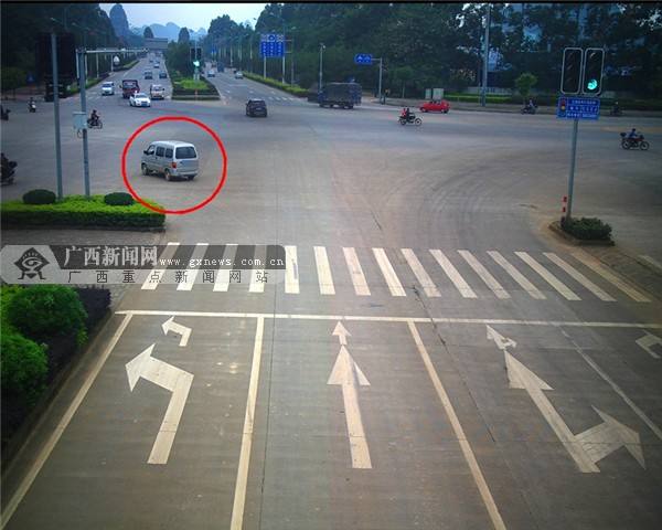 哪些情况属于不按规定车道行驶 499194c58aec4e048215d8fcfdc58edd.jpeg